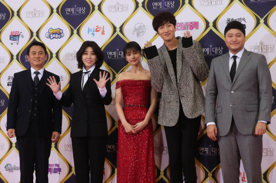 배우 김병옥(왼쪽부터), 김미경, 점소민, 이광수, 김대명이 24일 오후 서울 여의도 KBS 공개홀에서 열린 2016 KBS 연예대상 시상식 레드카펫 행사에서 포즈를 취하고 있다.